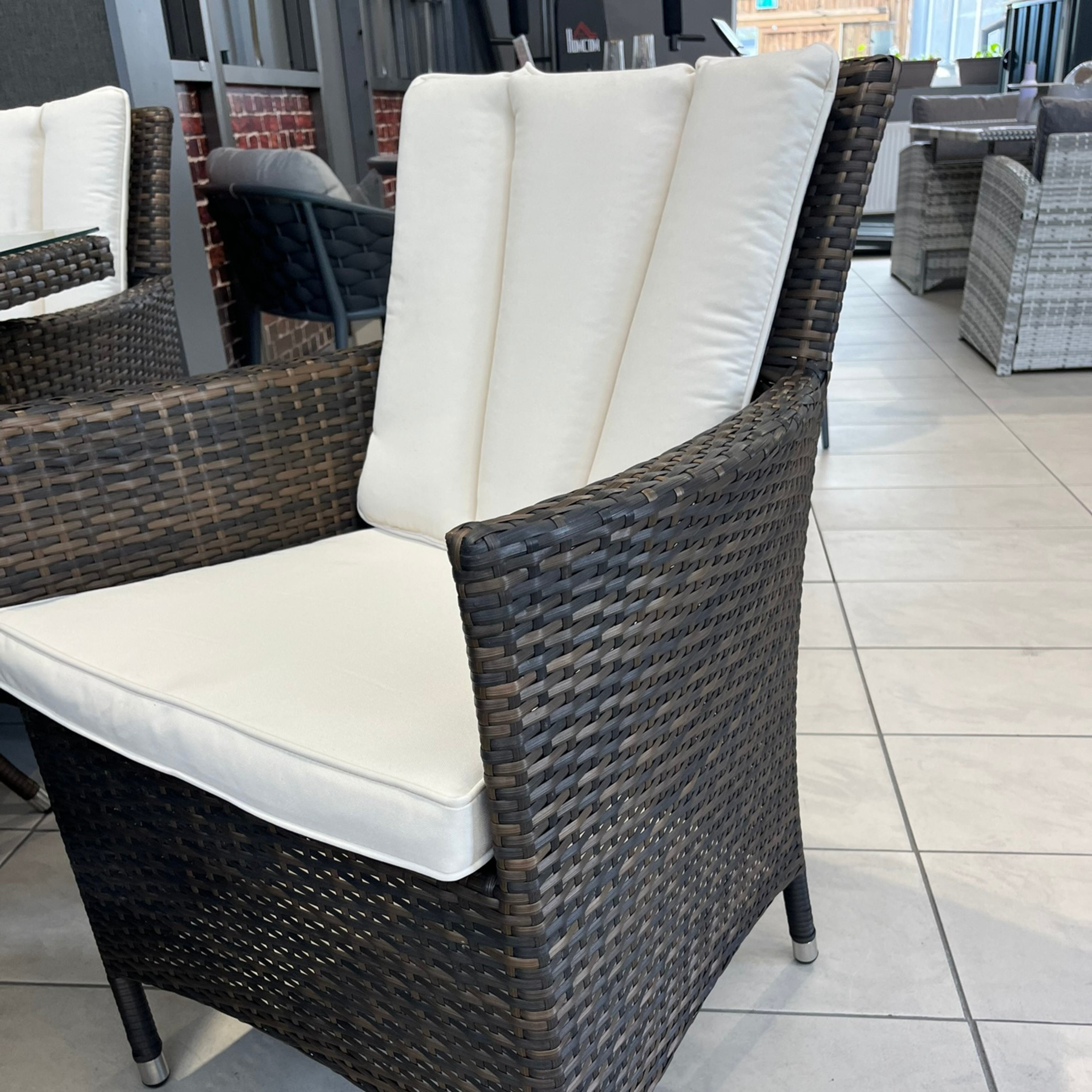 Gardenia 8-Seater with Ice Bucket - Clearance