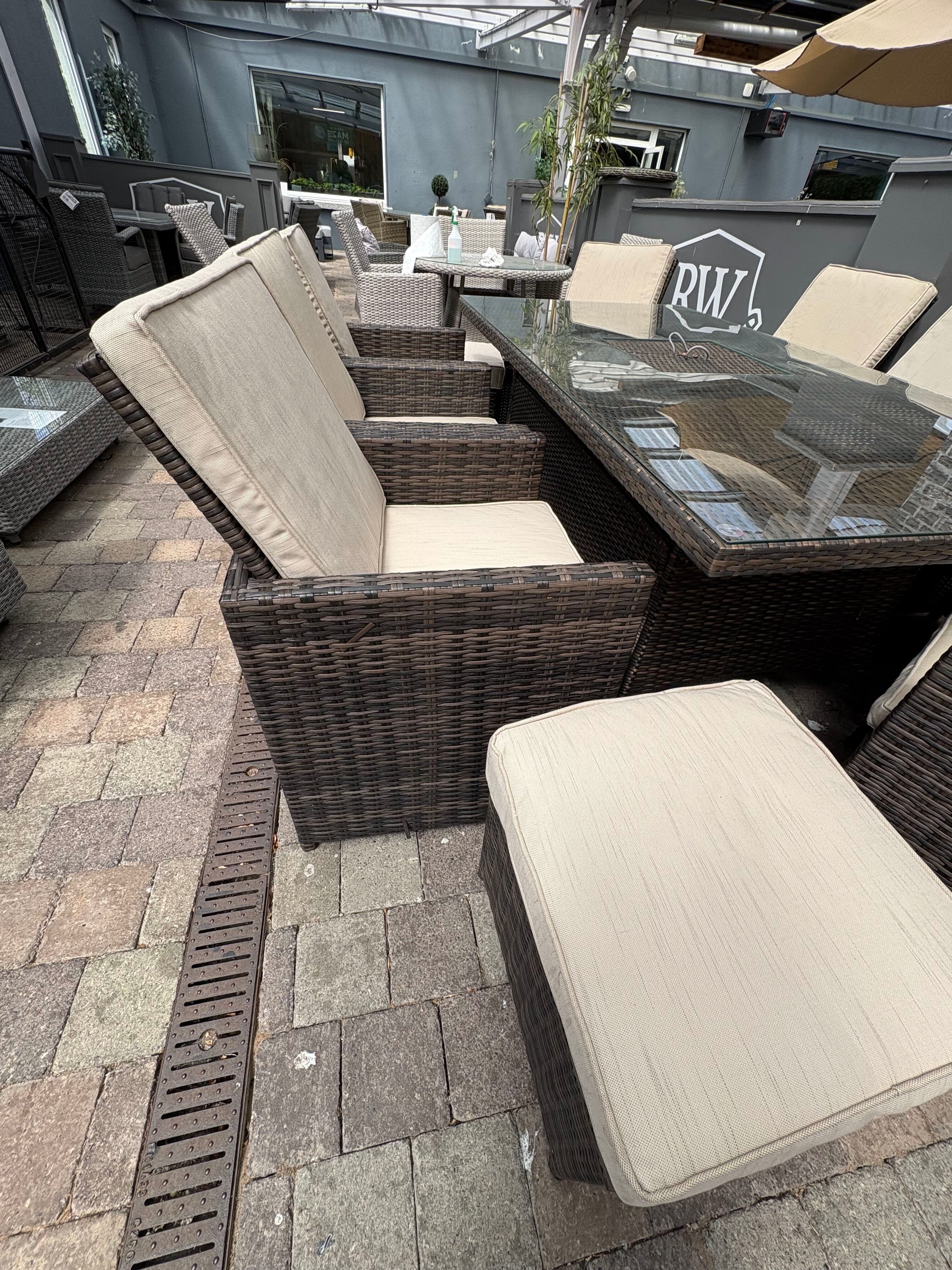 Gardenia 8 seater with Ice bucket - clearance