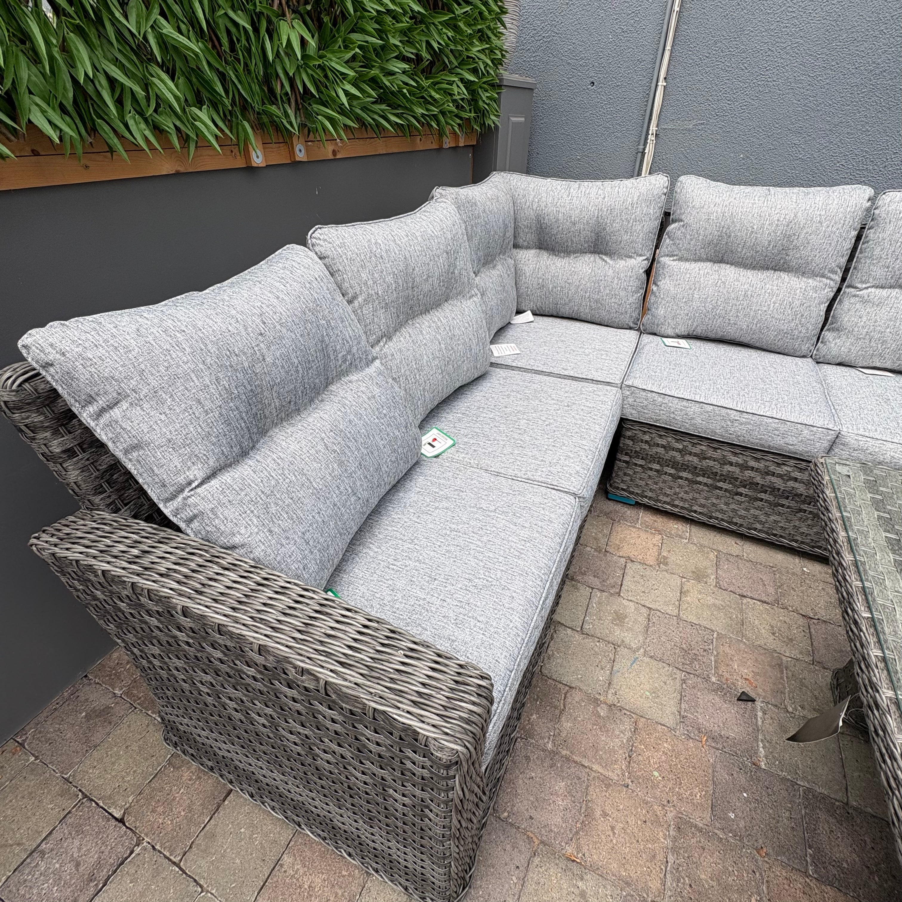 Boston corner set with rising table