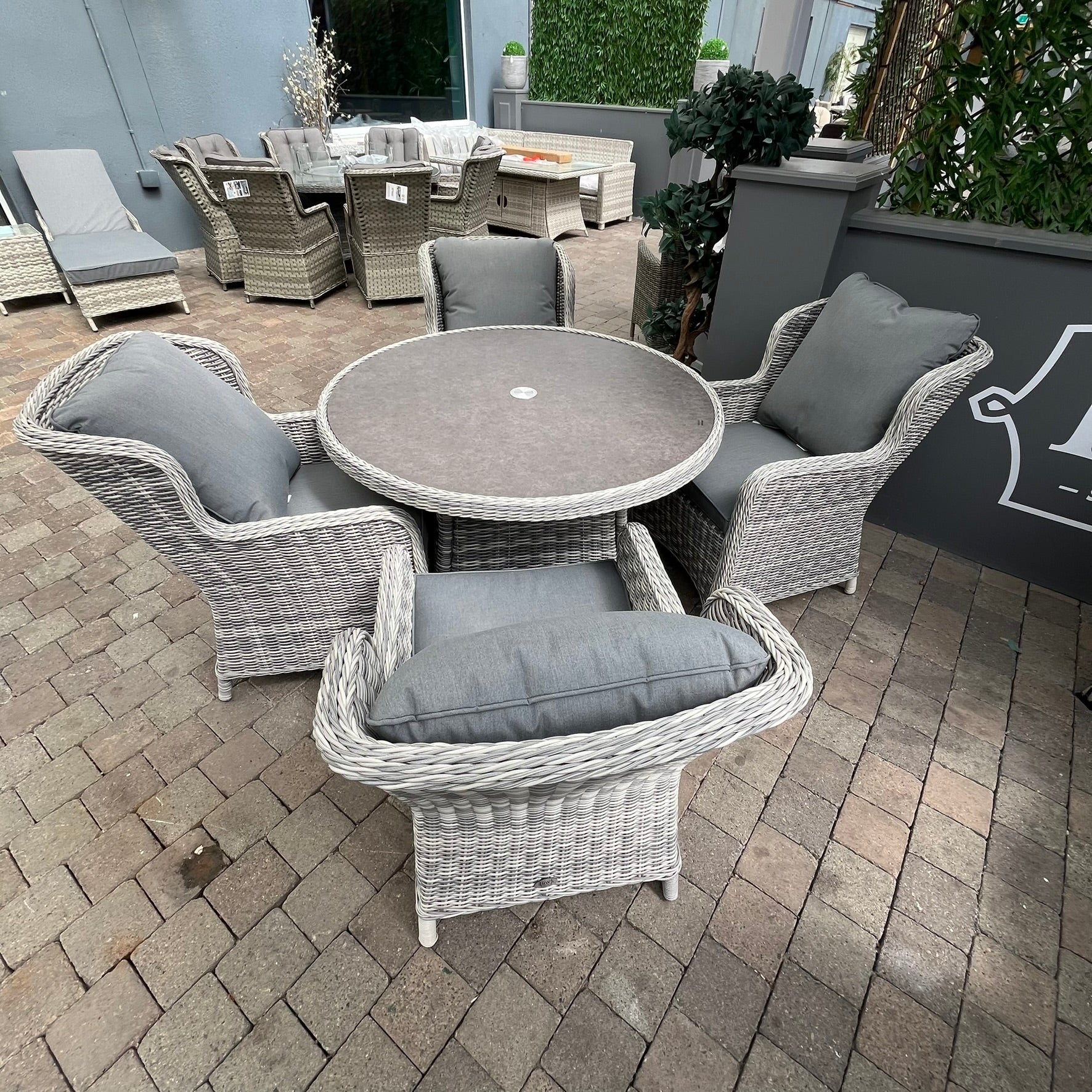 Vienna Deluxe 4 Seater Set - Clearance