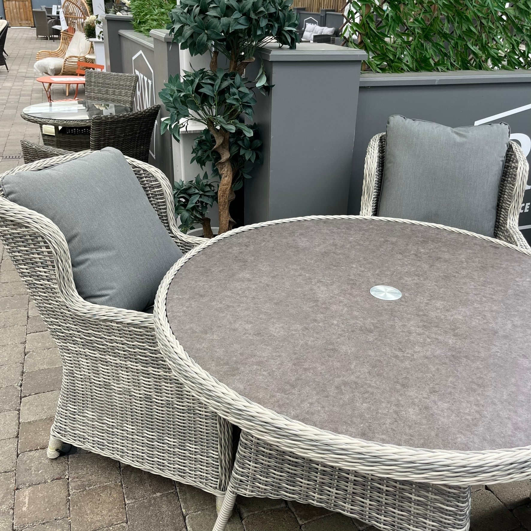 Vienna Deluxe 4 Seater Set - Clearance