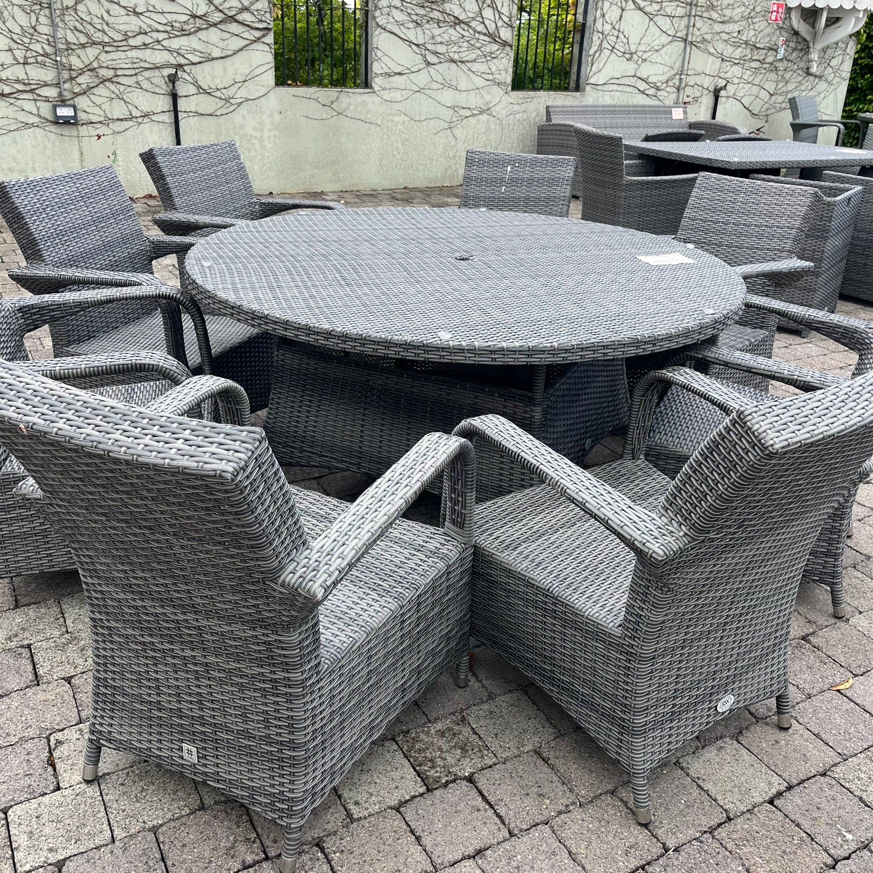 Gardina 8 Seater Round Set - Clearance