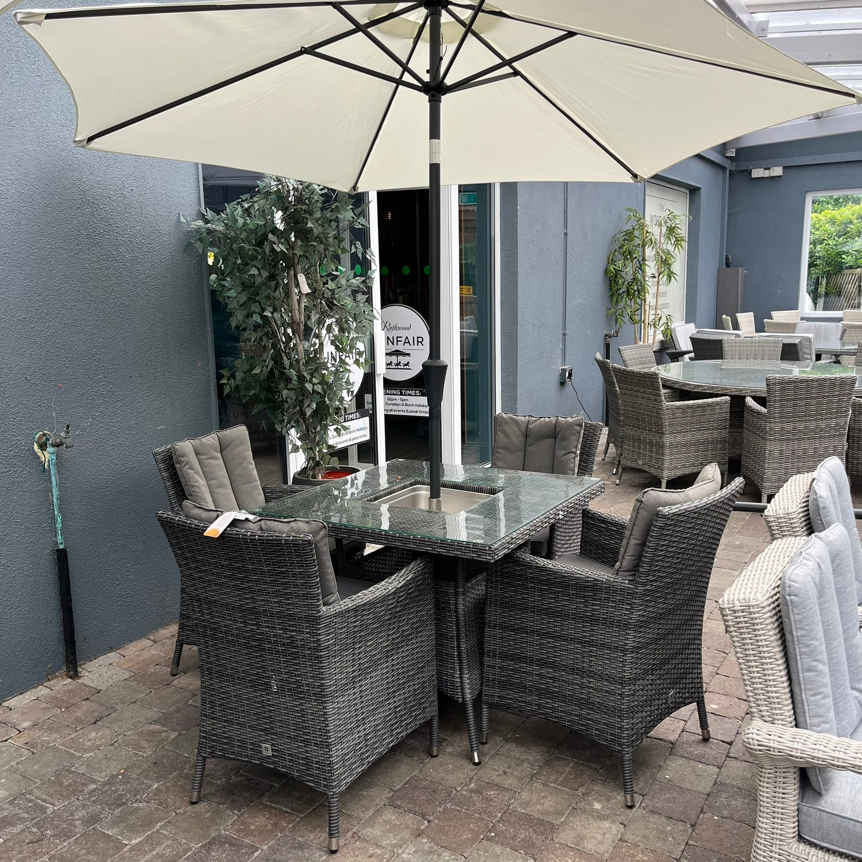 Gardina 4 Seater With Icebucket - Clearance