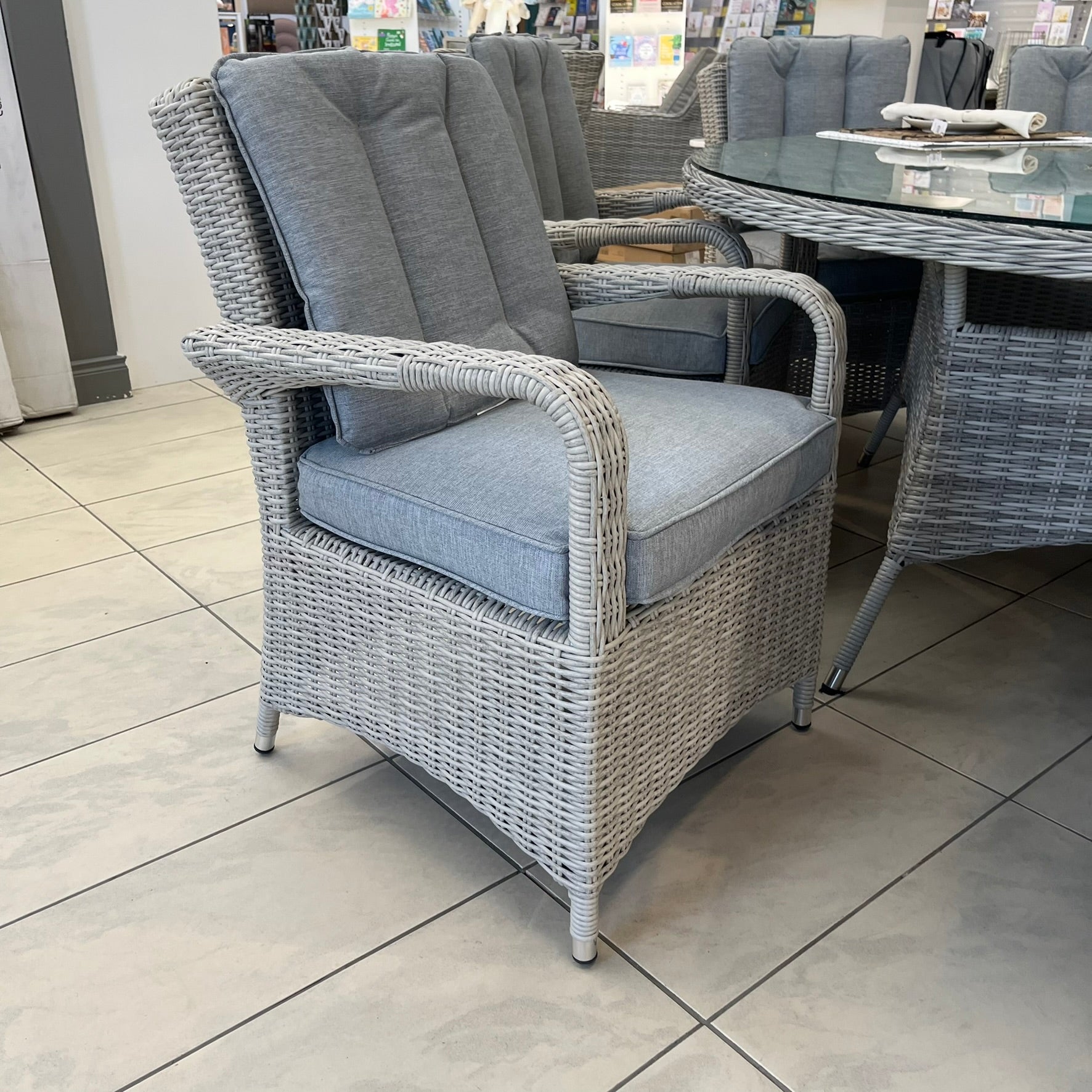 Sepino 8 Seater Round Set - Clearance