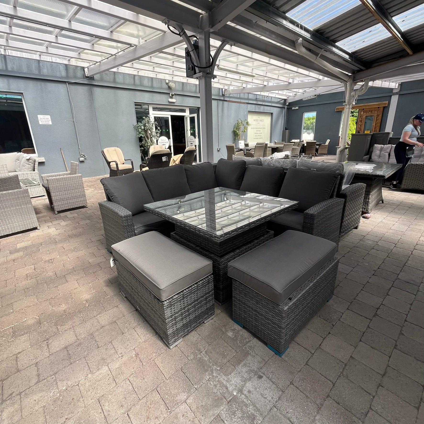 Cuba Corner with Rising Table - Clearance