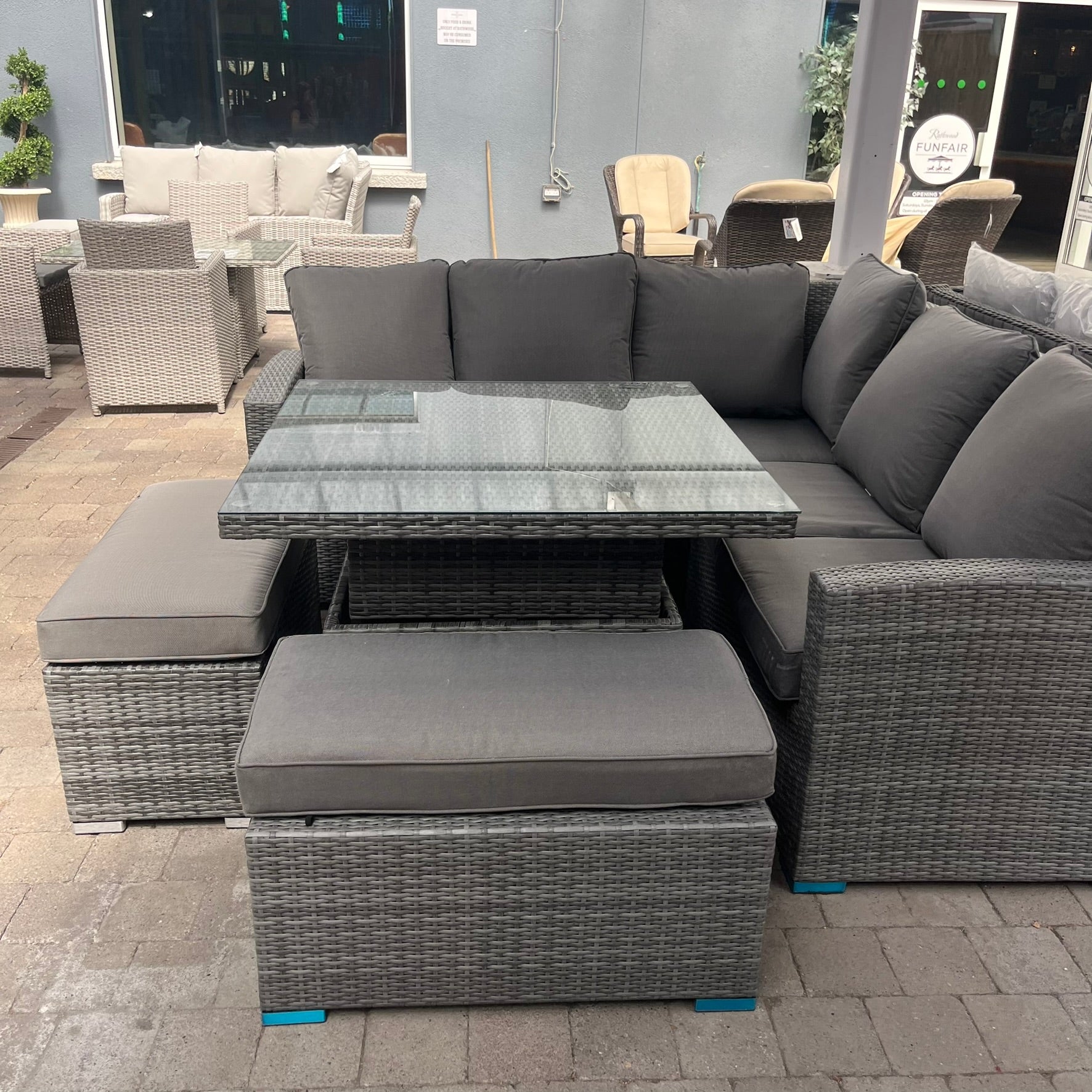 Cuba Corner with Rising Table - Clearance