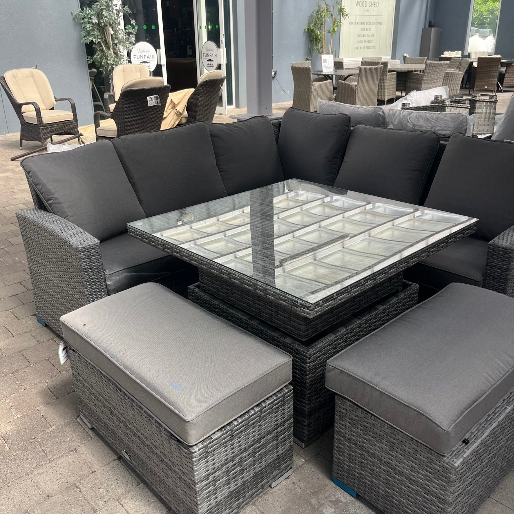 Cuba Corner with Rising Table - Clearance
