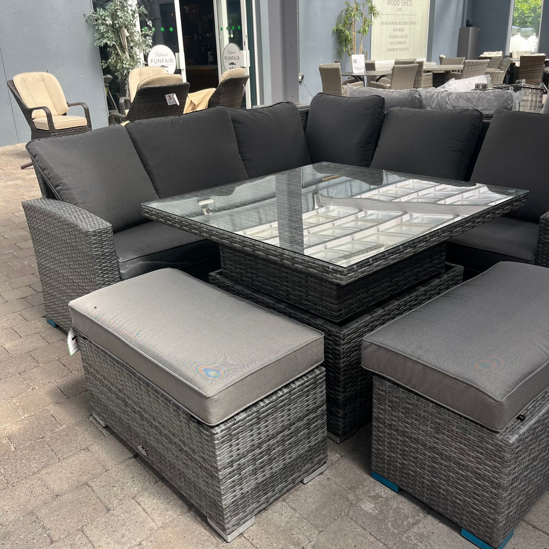 Cuba Corner with Rising Table - Clearance