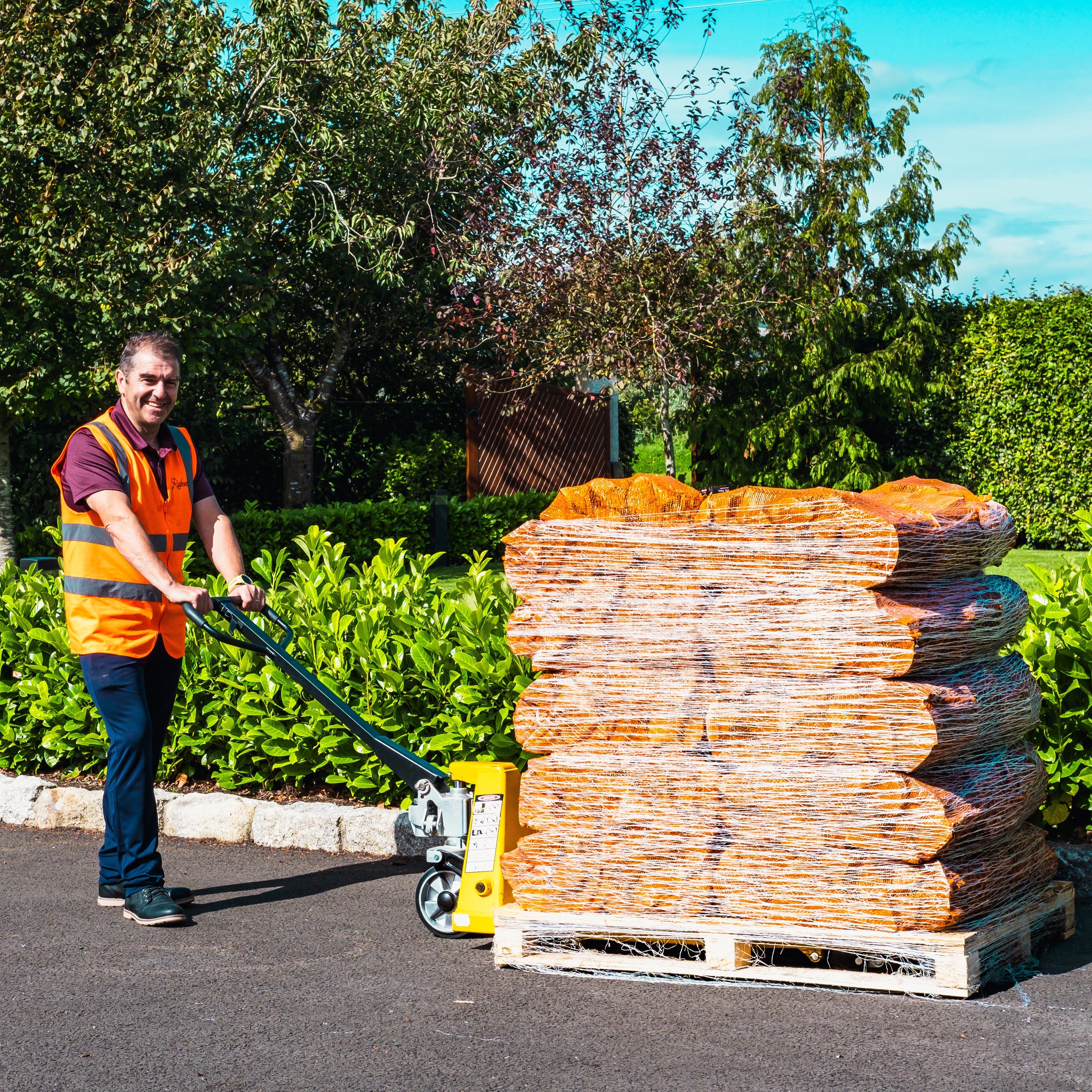 Oak firewood Bags 560kg (560x25L/10kg Bags) Pallet Delivery